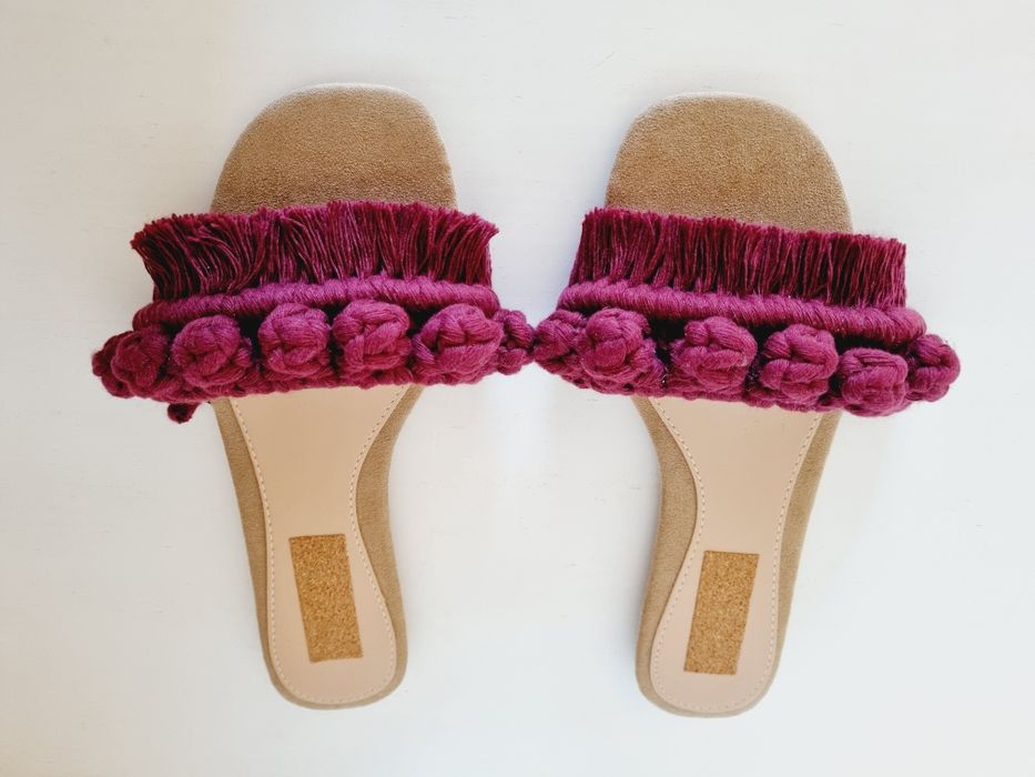 Chinelos bordô macrame