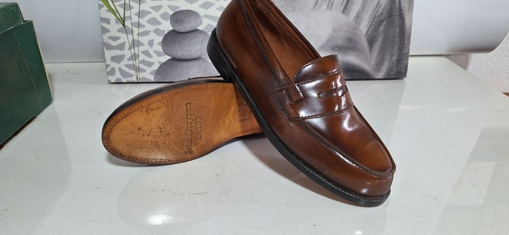 Calçado Homem  em pele e couro ,interior em pele.