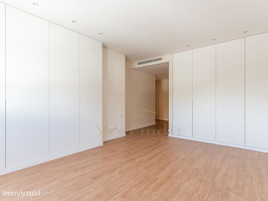 Apartamento T1 remodelado num condomínio com garagem, piscina e jar...