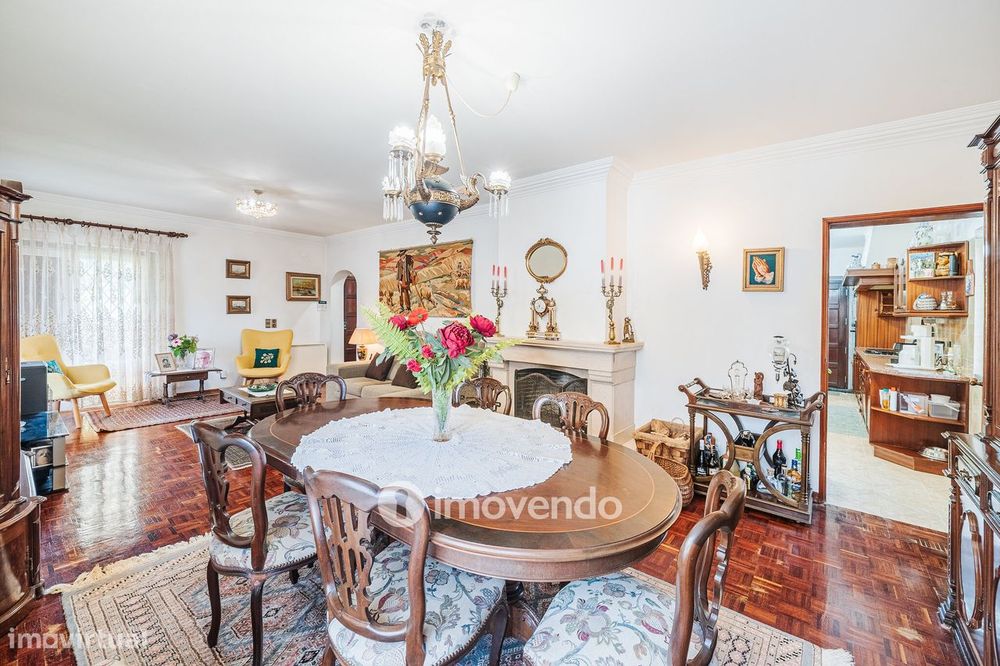 Quinta isolada T3+1 com áreas amplas e terreno de 2022m², em Colares