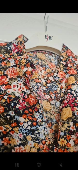 Śliczna sukienka w kwiaty na lato na jesień