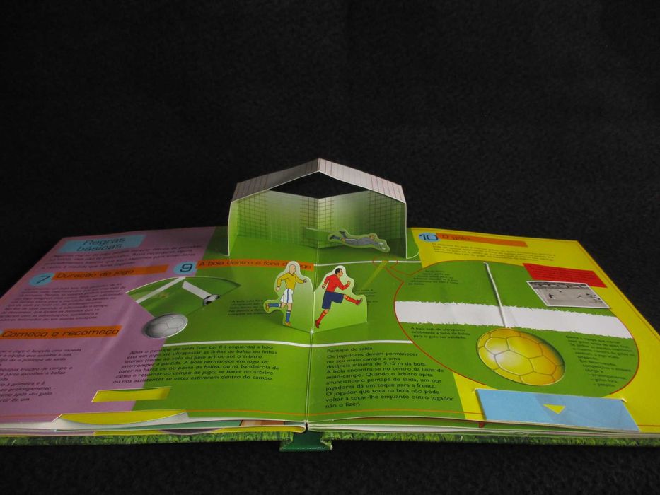 Livro As Regras do Futebol Edição Especial Mundial 2014 com pop‑up e páginas interativas