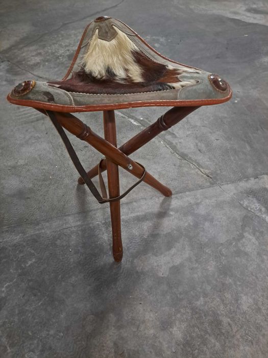 Banco de madeira de caça em bom estado