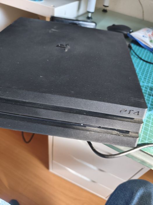 PS4. Pro.   Com vários jogos