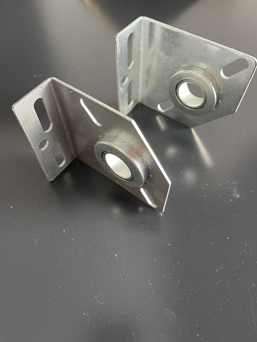 Podpora garażowa bramy segmentowej z łożyskiem