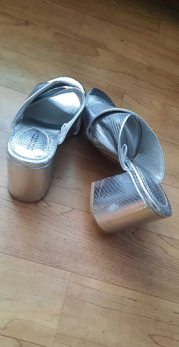 Eleganckie, stylowe,  klapki muly na grubym srebrnym obcasie Divided