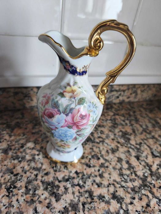 Jarro dourado floral rosa e azul