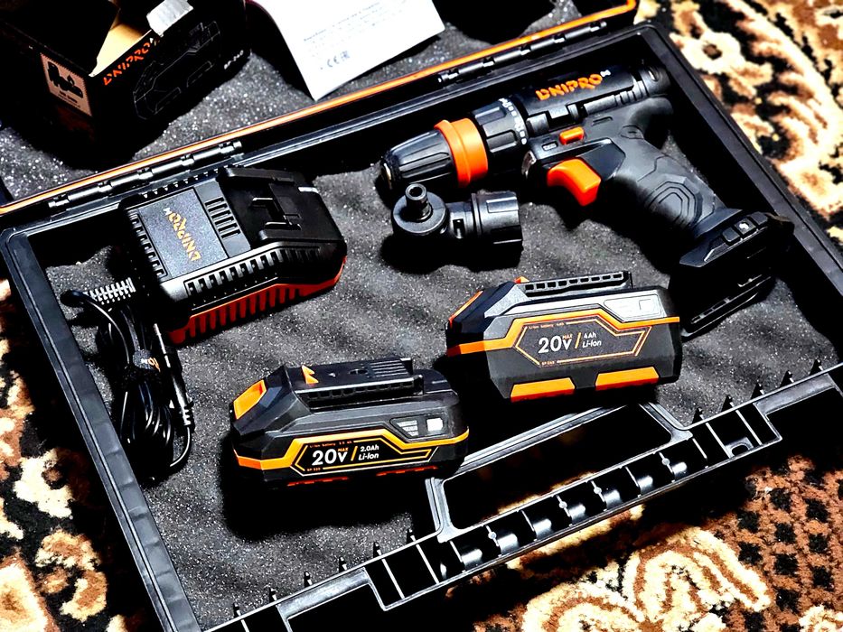 Продам новый комплект инструментов ДнипроМ дрель-шуруповерт + ещё