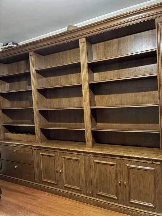 Estante com três módulos em madeira maciça