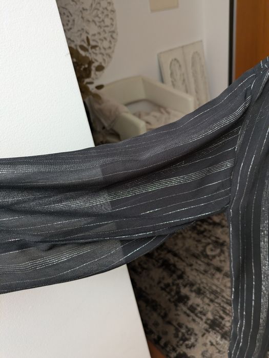 Camisa preta com fio prateado