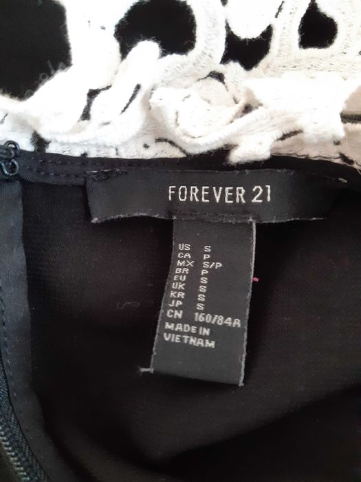 Czarna sukienka z kołnierzykiem