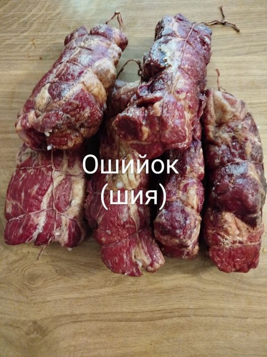 Домашні копченості, копчені ковбаси та м'ясо.