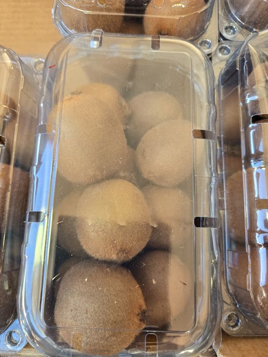 Caixas de kiwis deliciosos para entregas