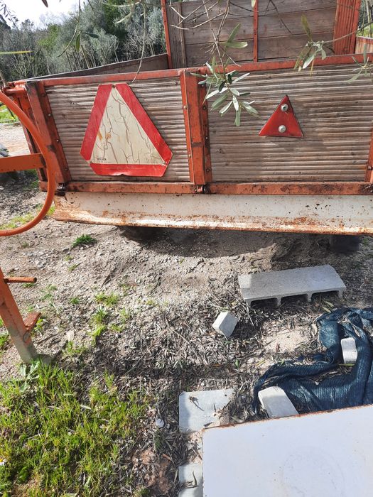 Motoenxada com motor Lombardini de 14 cavalos.