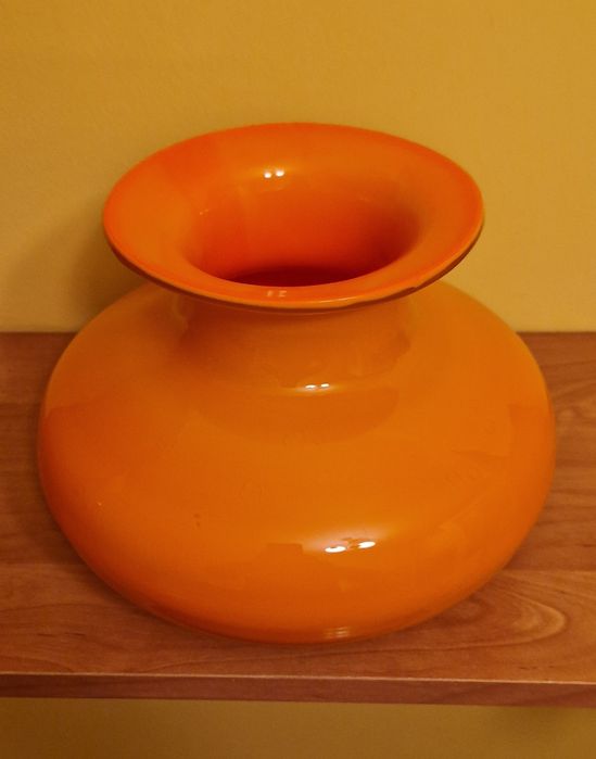 Szkło kolorowe. Szklany wazon. Flakon.