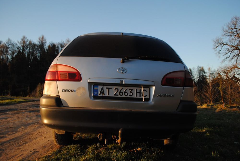 Тойота Авенсіс 2001
