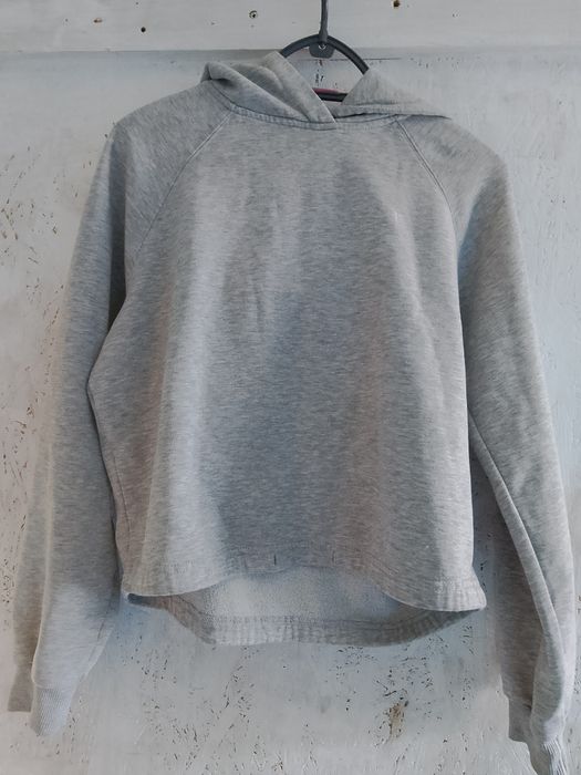 Bluza krótszą z kapturem.