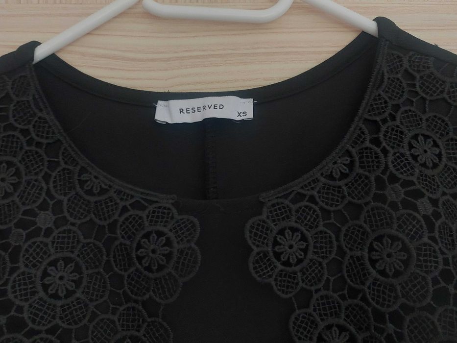 Sukienka z koronkowym kołnierzykiem mała czarna Reserved xs