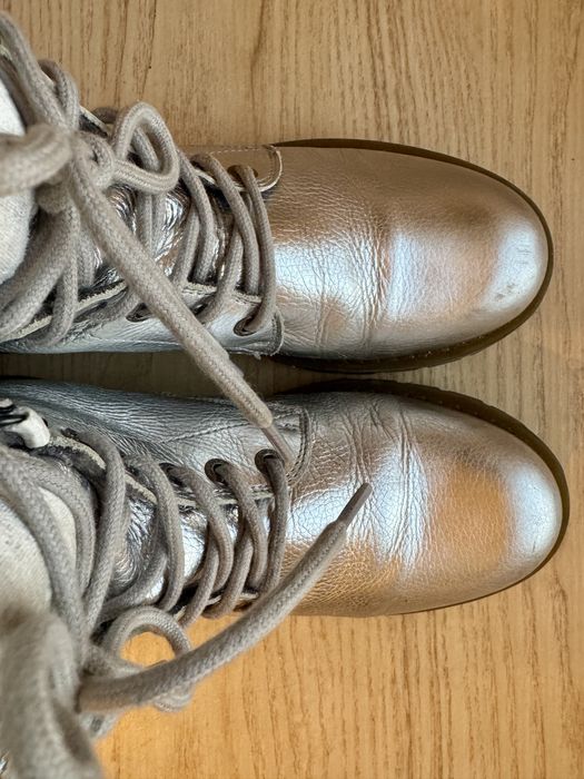 SOCCX – skórzane srebrne botki / glany, ocieplane roz 40