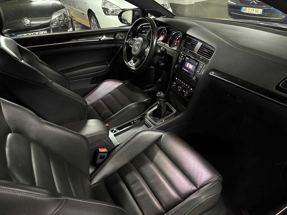Golf 7 GTD 184 cv - Estofos em pele / Dynaudio / Jantes 18/ Teto de abrir / DCC / Engate de reboque - 1.º Dono