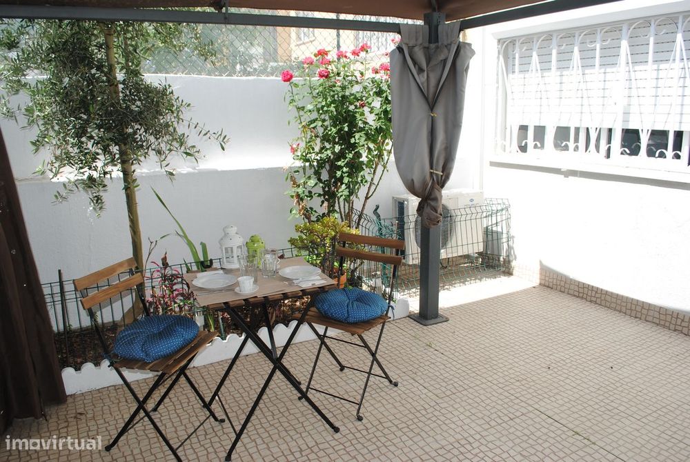 Apartamento T2 com terraço em Linda-a-Velha