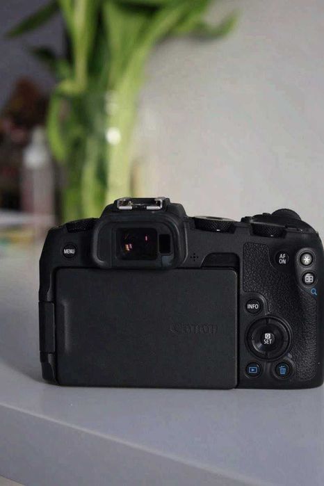 Canon EOS RP + 2 Original Akkus + Ladegerät