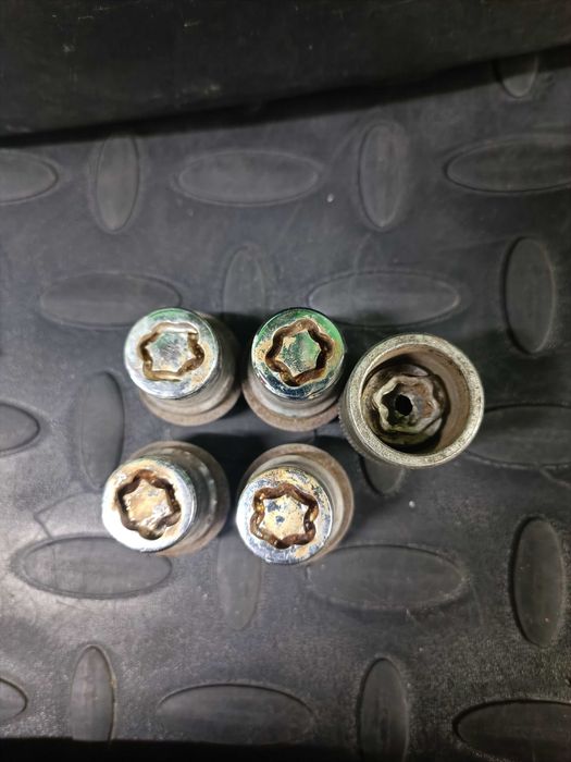секретки болти Volkswagen M14x1.5 гайки Ford M12x1.5