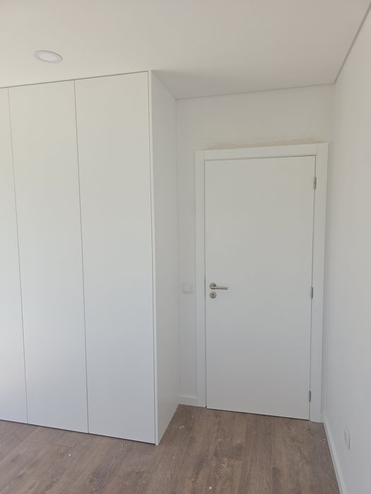 Apartamentos T2 e T3 novos com cozinha equipada e terreno exterior.