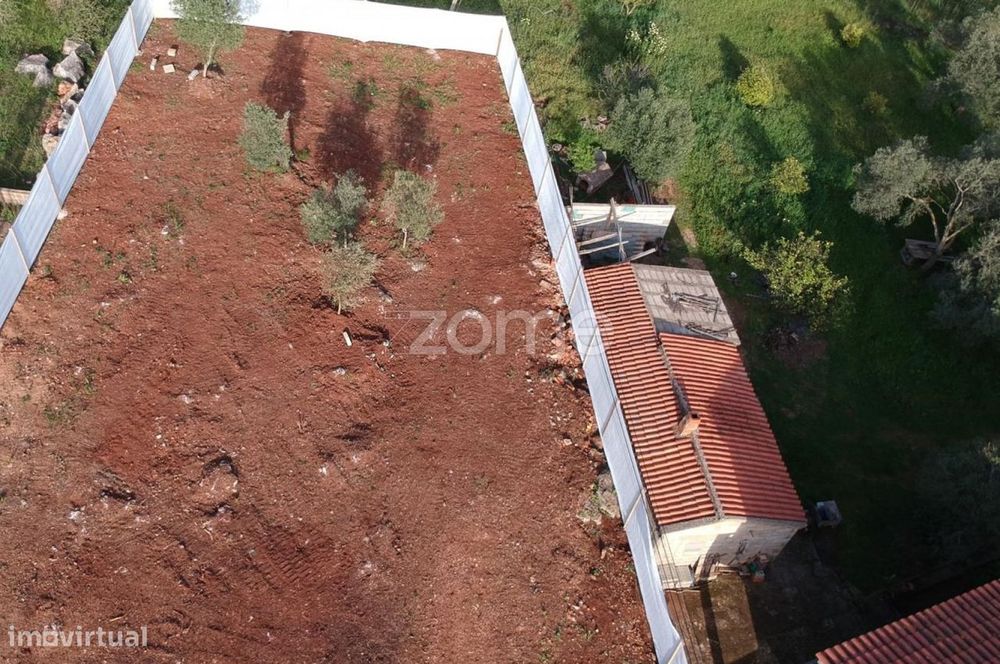 Excelente TERRENO com Licença de Construção p/ 3 Moradias