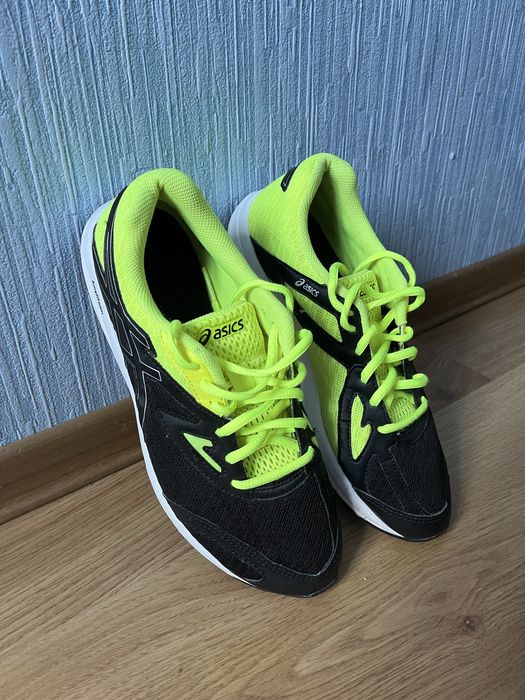 Продам оригінальні кросівки asics