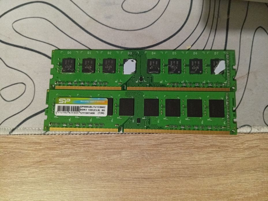 Дві плашки оперативної пам'яті DDR 3