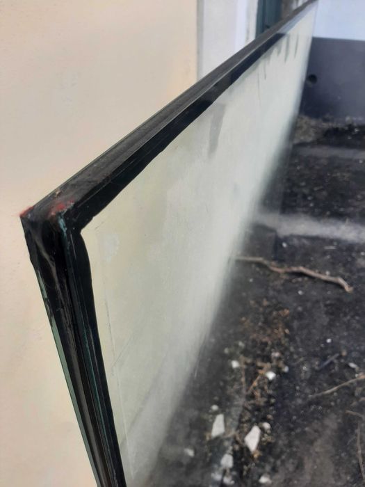 Janelas em alumínio verde, grandes dimensões