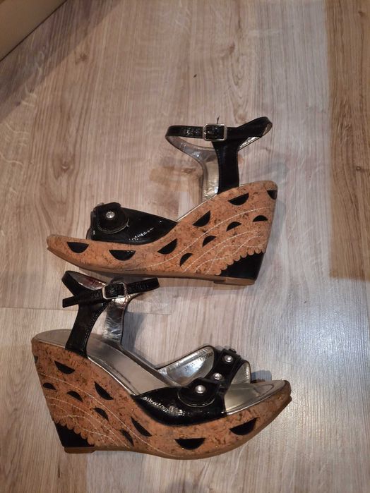 Letnie buty w kolorze czarnym z elementami srebrnymi/kamieniami