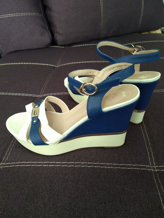 Продам босоножки новые