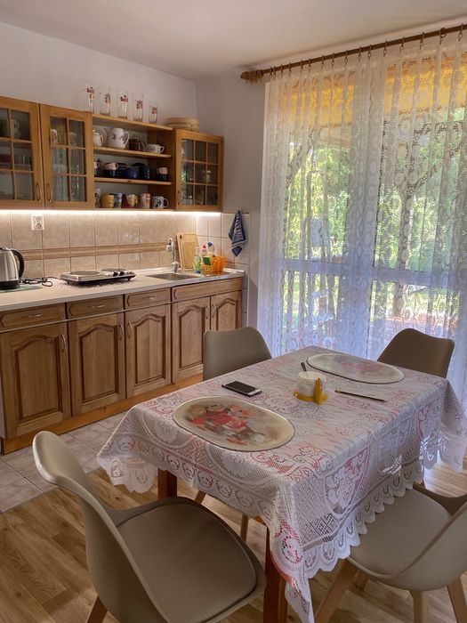 Domek letniskowy nad jeziorem Rożnowskim .