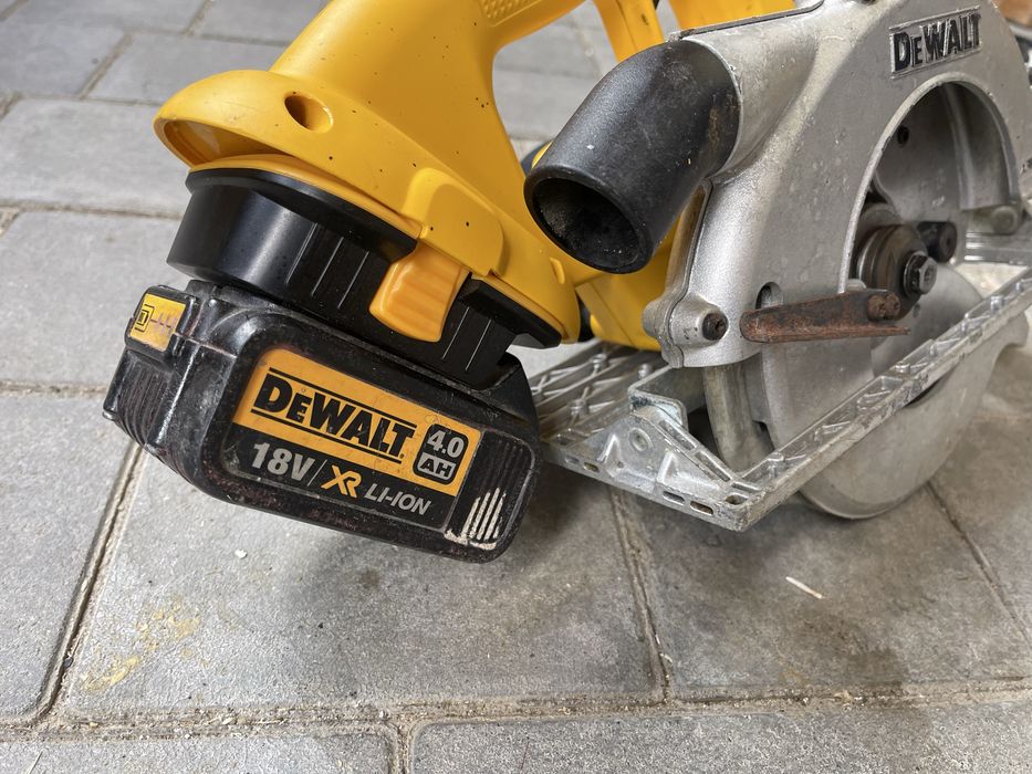 Акумуляторна циркулярна пила DeWALT DC390 (18V, 165 мм)