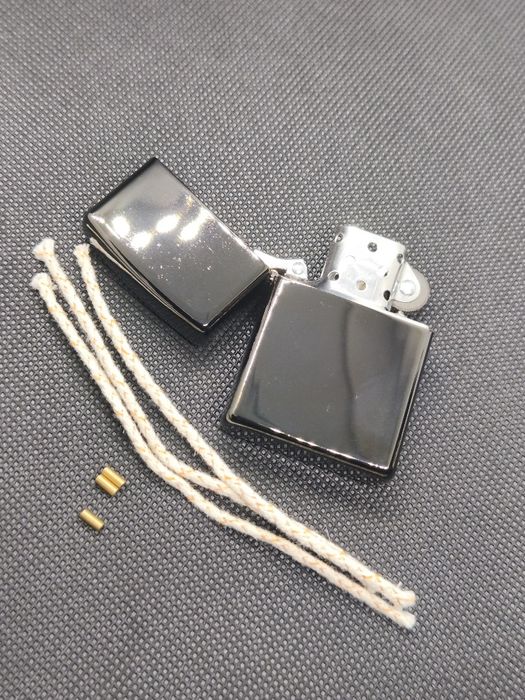 Isqueiro Estilo Zippo absolutamente Novo com bolsa.