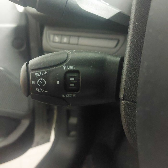 Peugeot 208 em bom estado