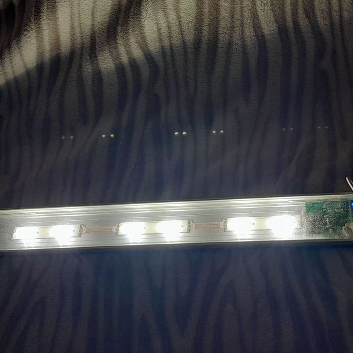 Продам світильник в акваріум дуже яскраво  підійде на акваріум до 70л