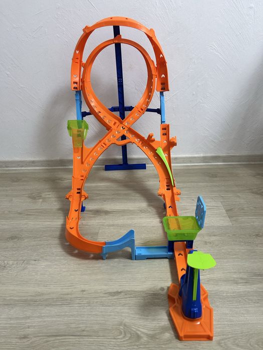 Трек Hot Wheels Action вертикальна вісімка