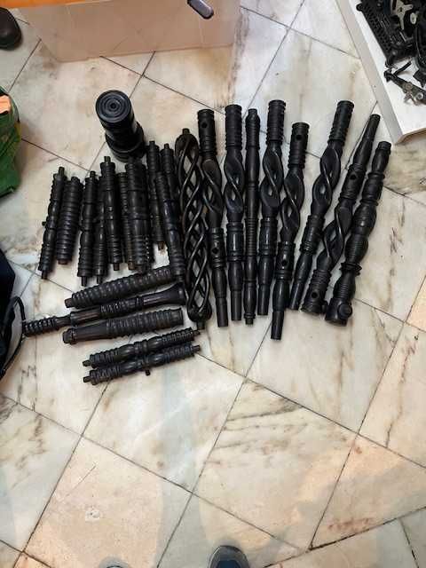 Várias peças em pau preto