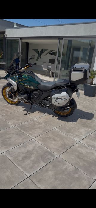 Bmw 1300 com tudo em termos de extras com revisao feita na mototrofa no mes passado e ja tem a revisao para o ano paga