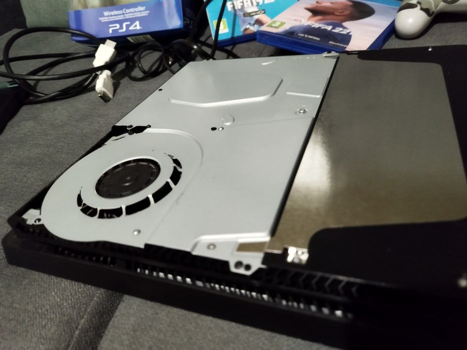 PS4 1TB - Como nova