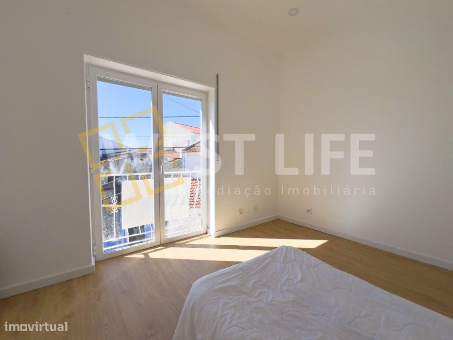 Moradia T2 totalmente remodelada com VISTA MAR a 4 minutos da praia...