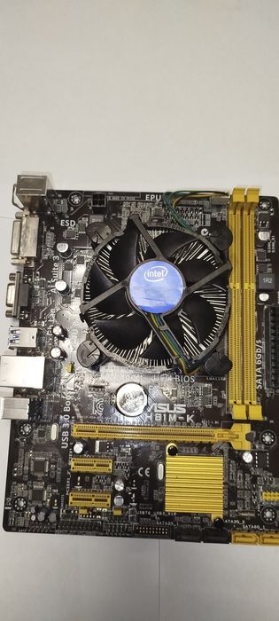 Материська плата з процесором та охолодженням.