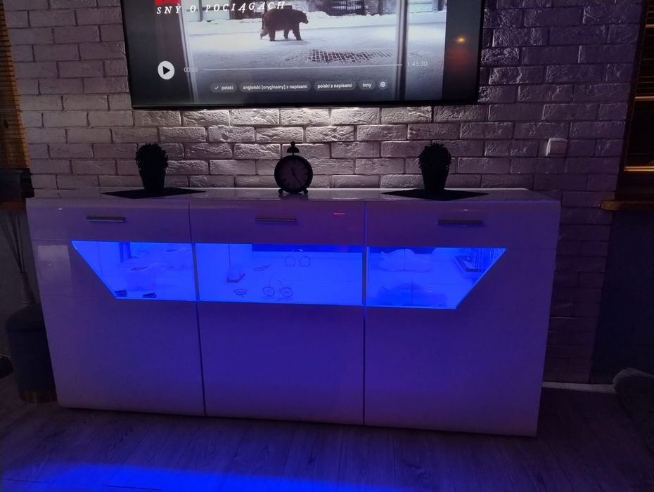 Biała komoda połysk podświetlenie