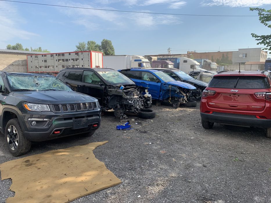 Jeep Cherokee  джип розборка  черокі на запчастини крило двигун дверка