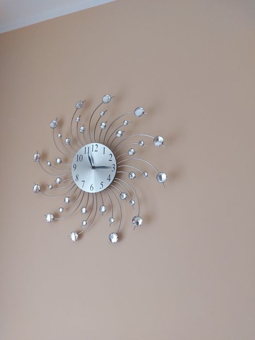 Zegar glamour na sciane  srebrny z krysztalkami