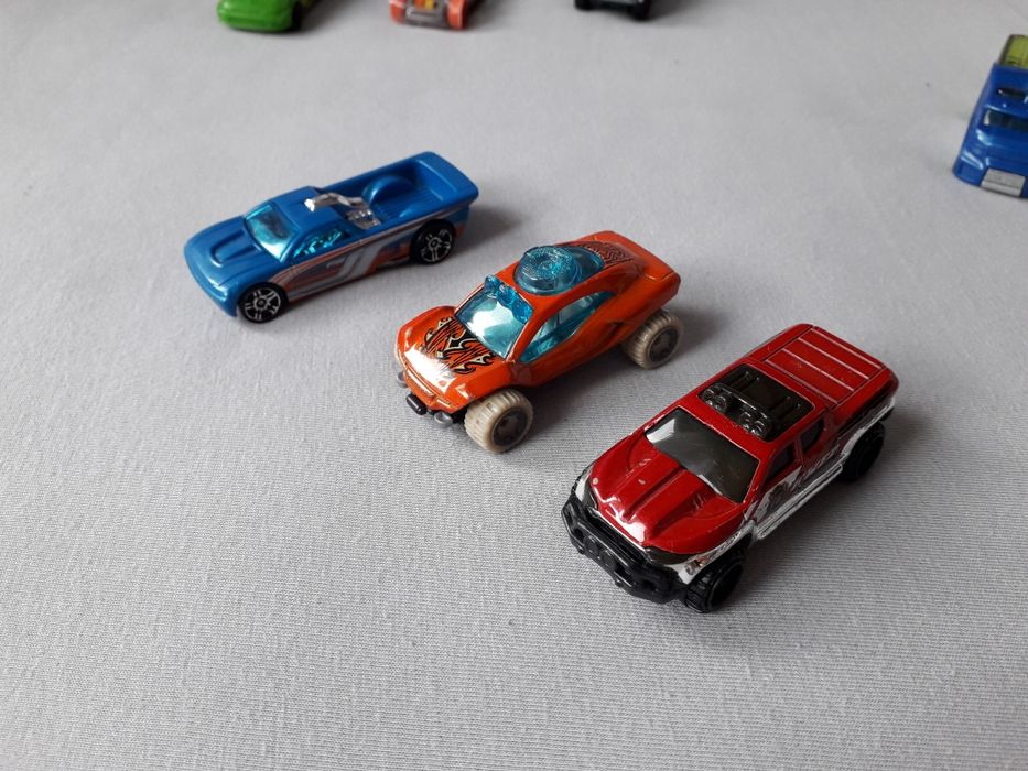 Samochodziki Hot Wheels 15 aut