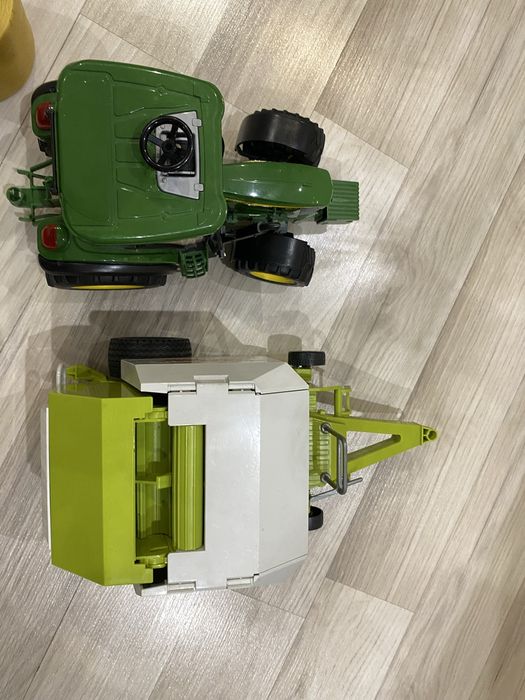 Traktor Bruder John Deere i prasa rolująca Claas